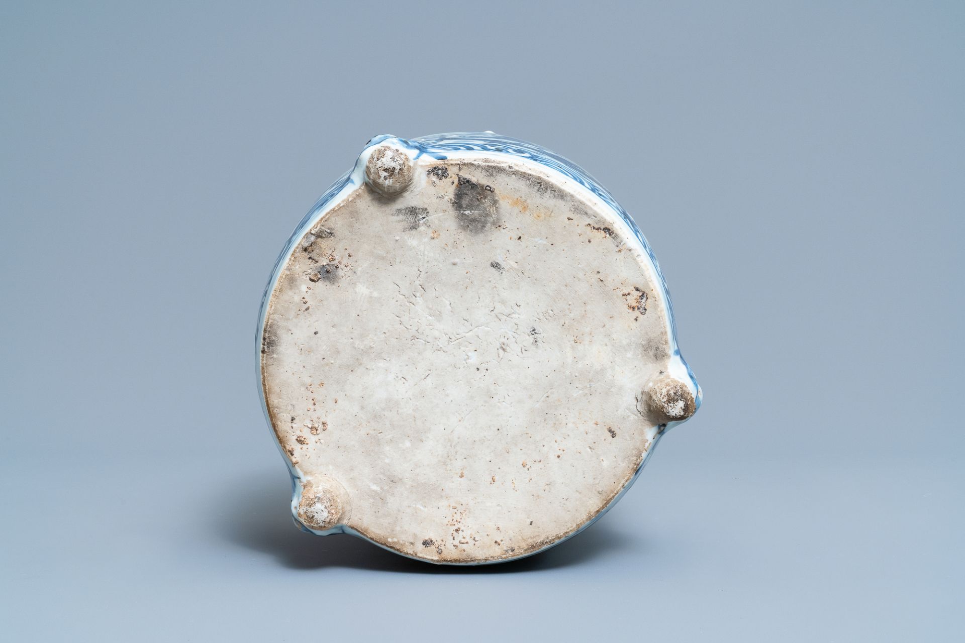 A Chinese blue and white 'dragon' tripod censer, Ming - Image 7 of 20