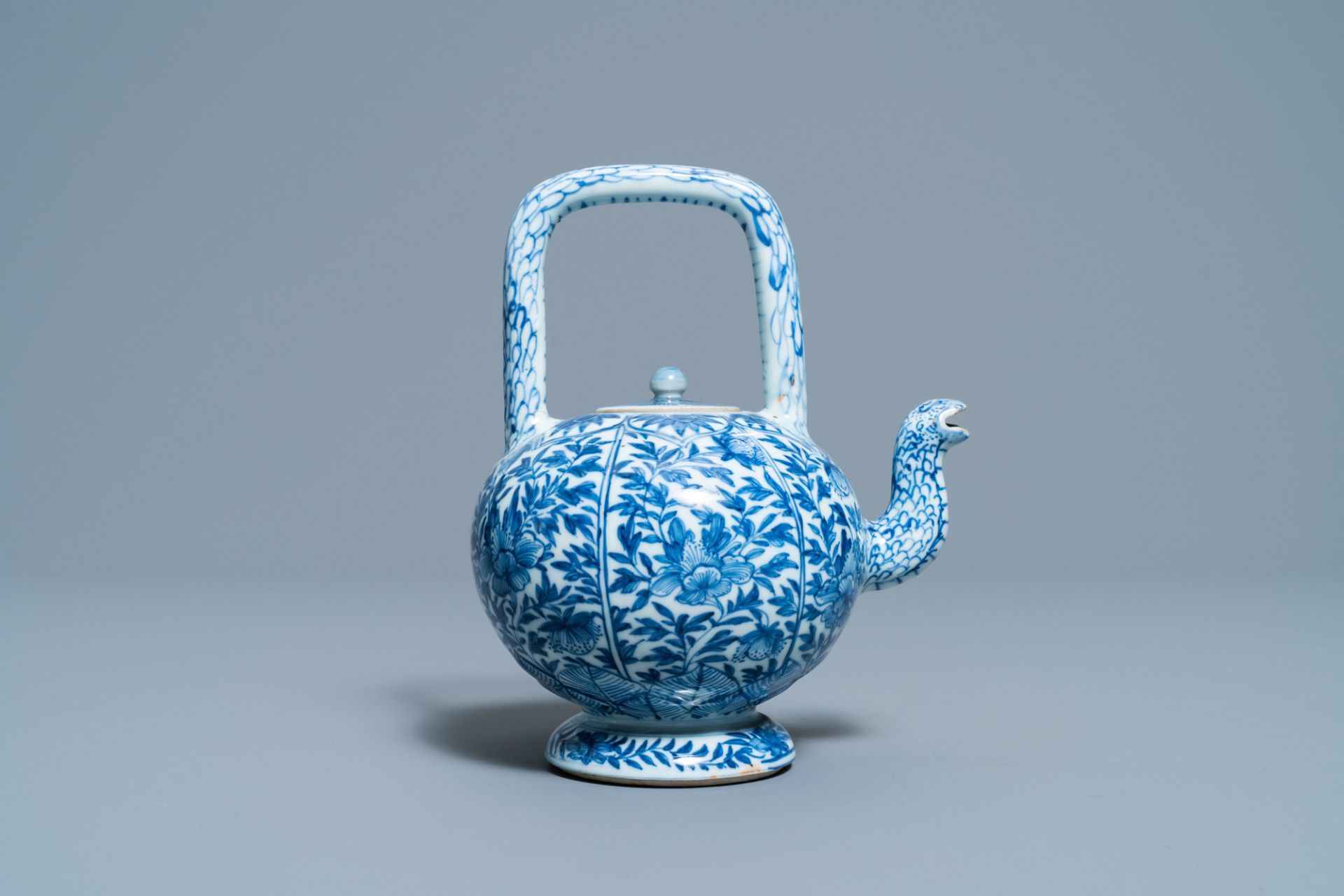 A Chinese blue and white teapot and cover, Kangxi - Image 4 of 7