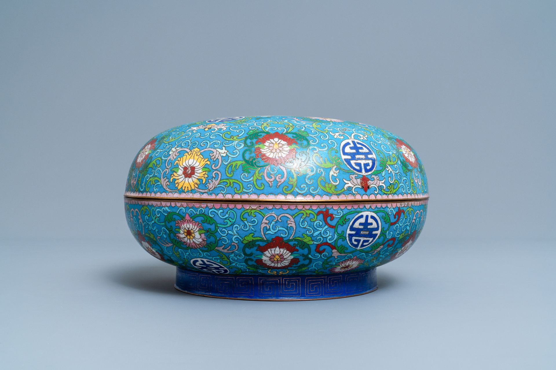 A round Chinese cloisonne box and cover, 19th C. - Bild 6 aus 15