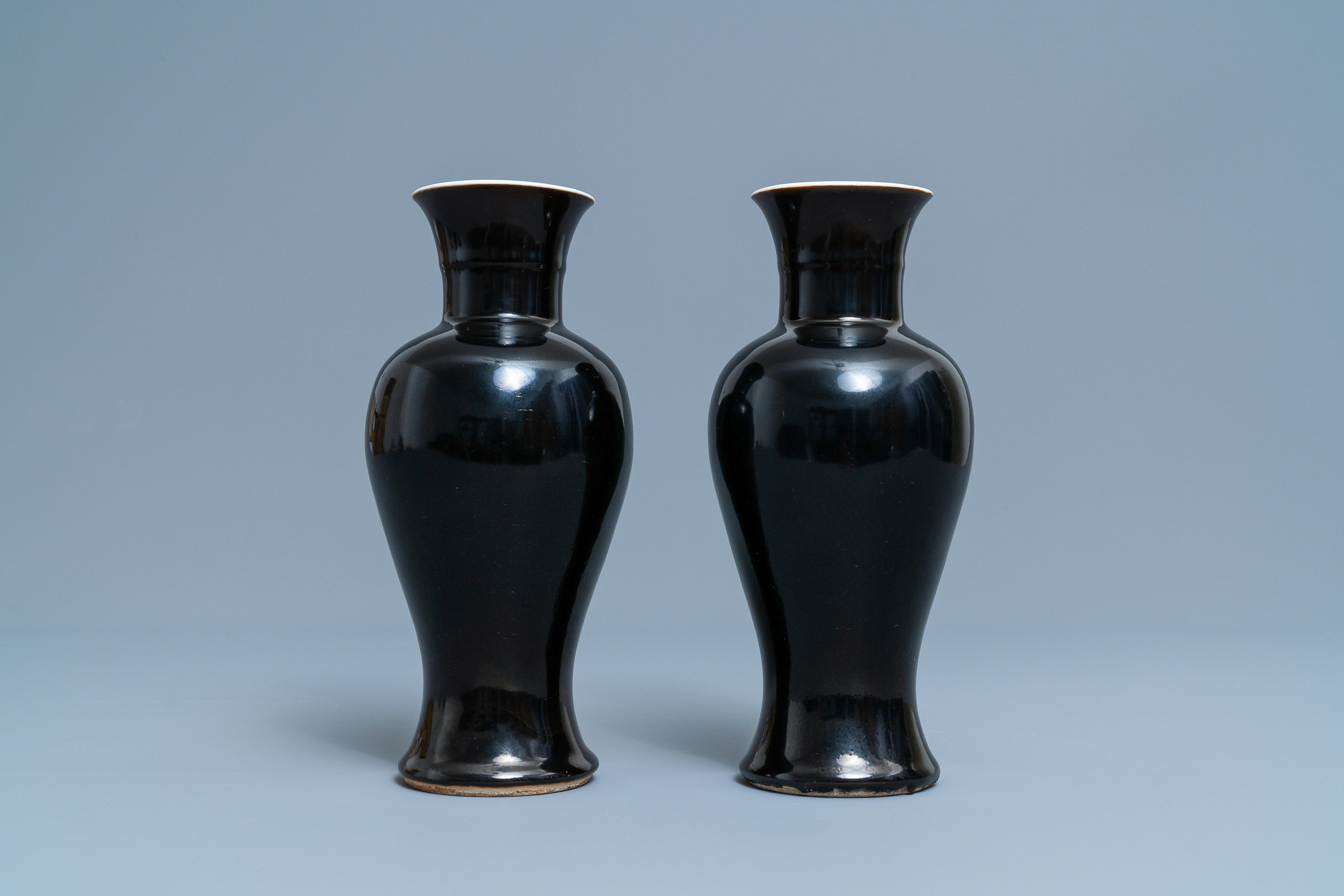 A pair of Chinese monochrome mirror black vases, 19th C. - Image 4 of 10