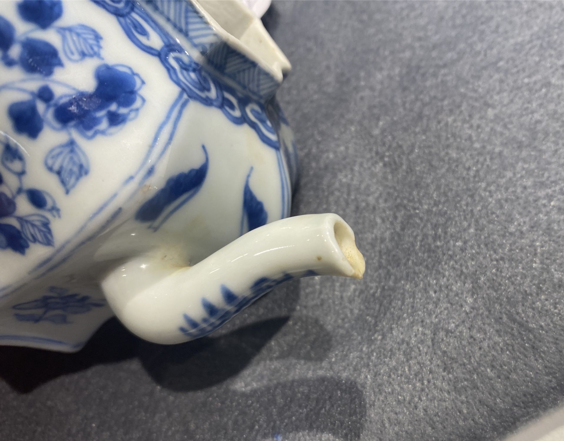 A Chinese blue and white teapot and cover, Kangxi - Image 13 of 15