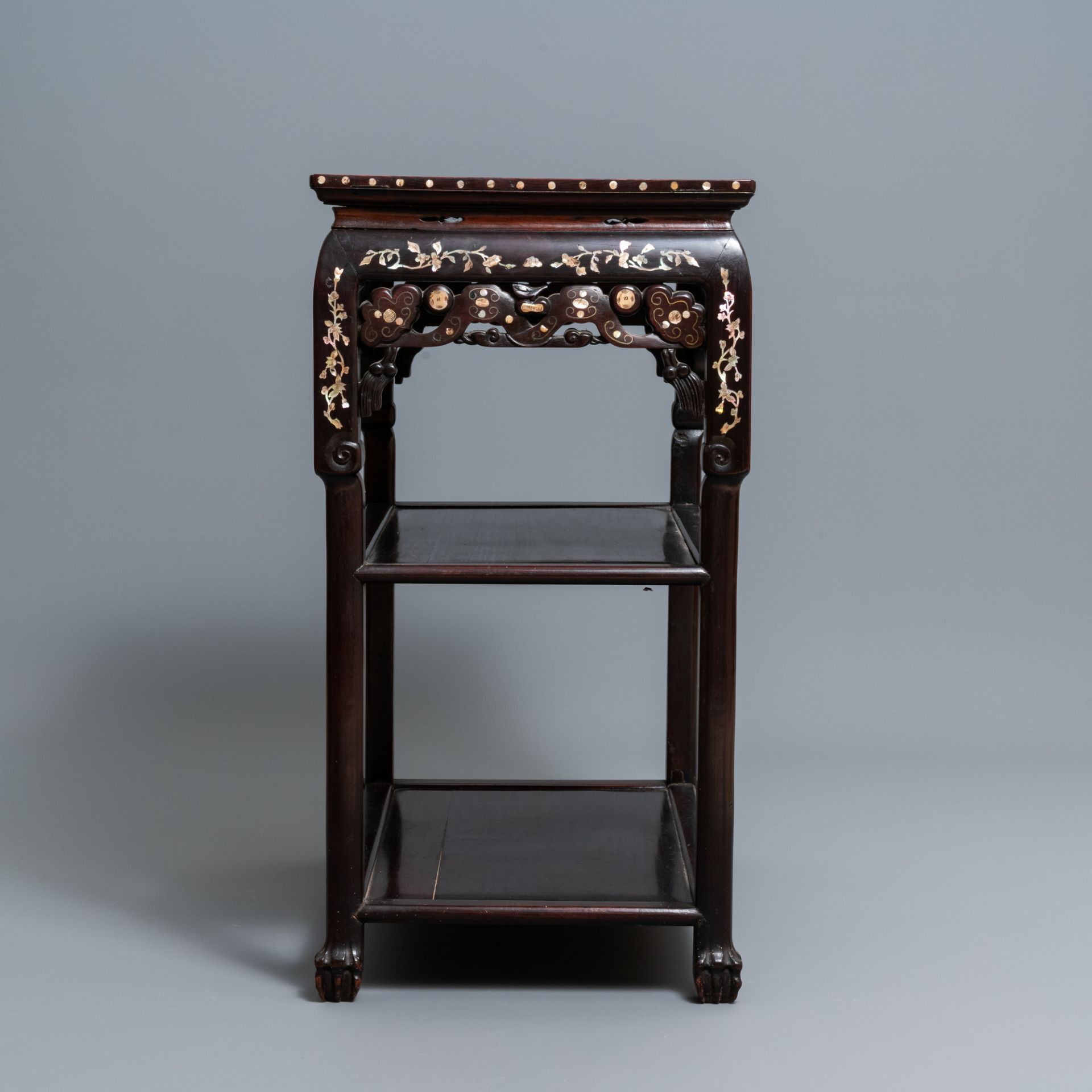 A Chinese mother-of-pearl-inlaid wooden sideboard with marble top, 19th C. - Bild 5 aus 10