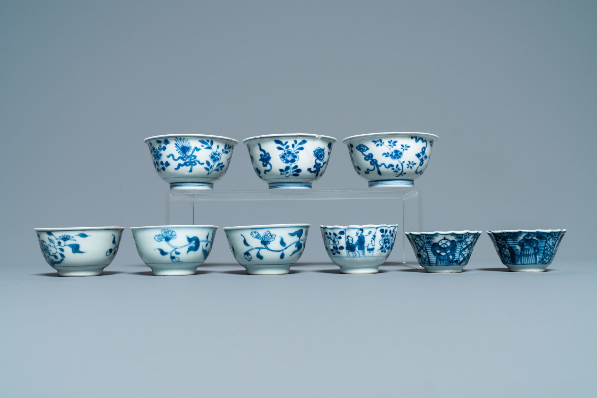 Sixteen Chinese blue and white saucers and fourteen cups, Kangxi - Image 14 of 17