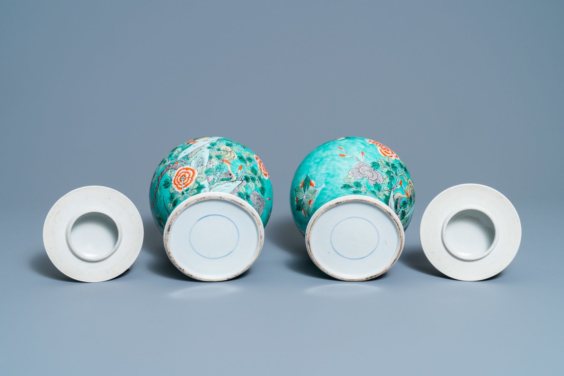 A pair of Chinese turquoise-ground famille verte vases and covers, 19th C. - Image 7 of 7