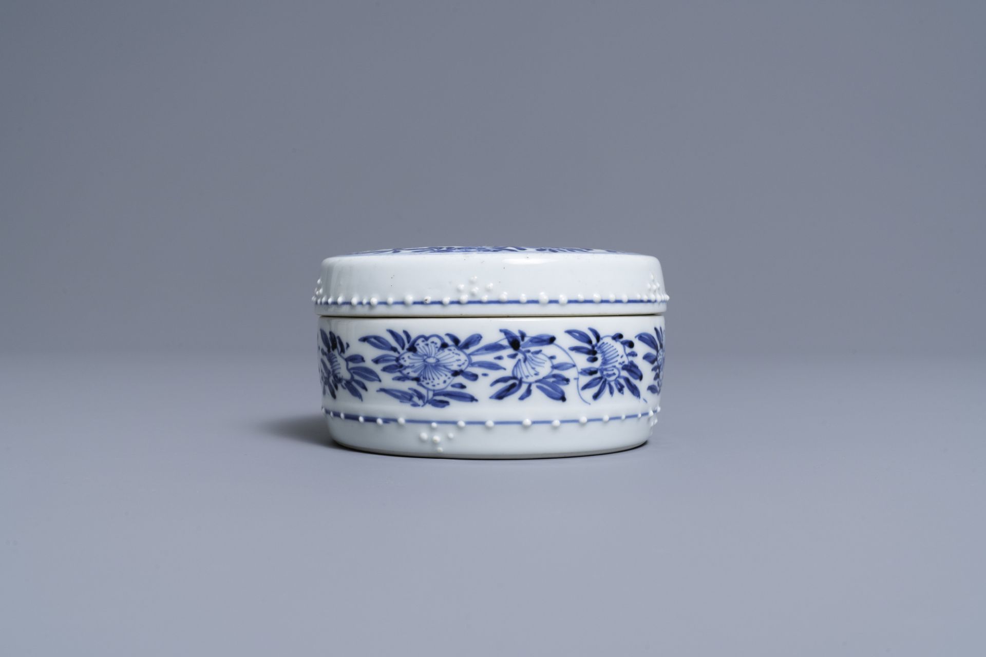 A round Chinese blue and white box and cover, Kangxi - Image 2 of 7