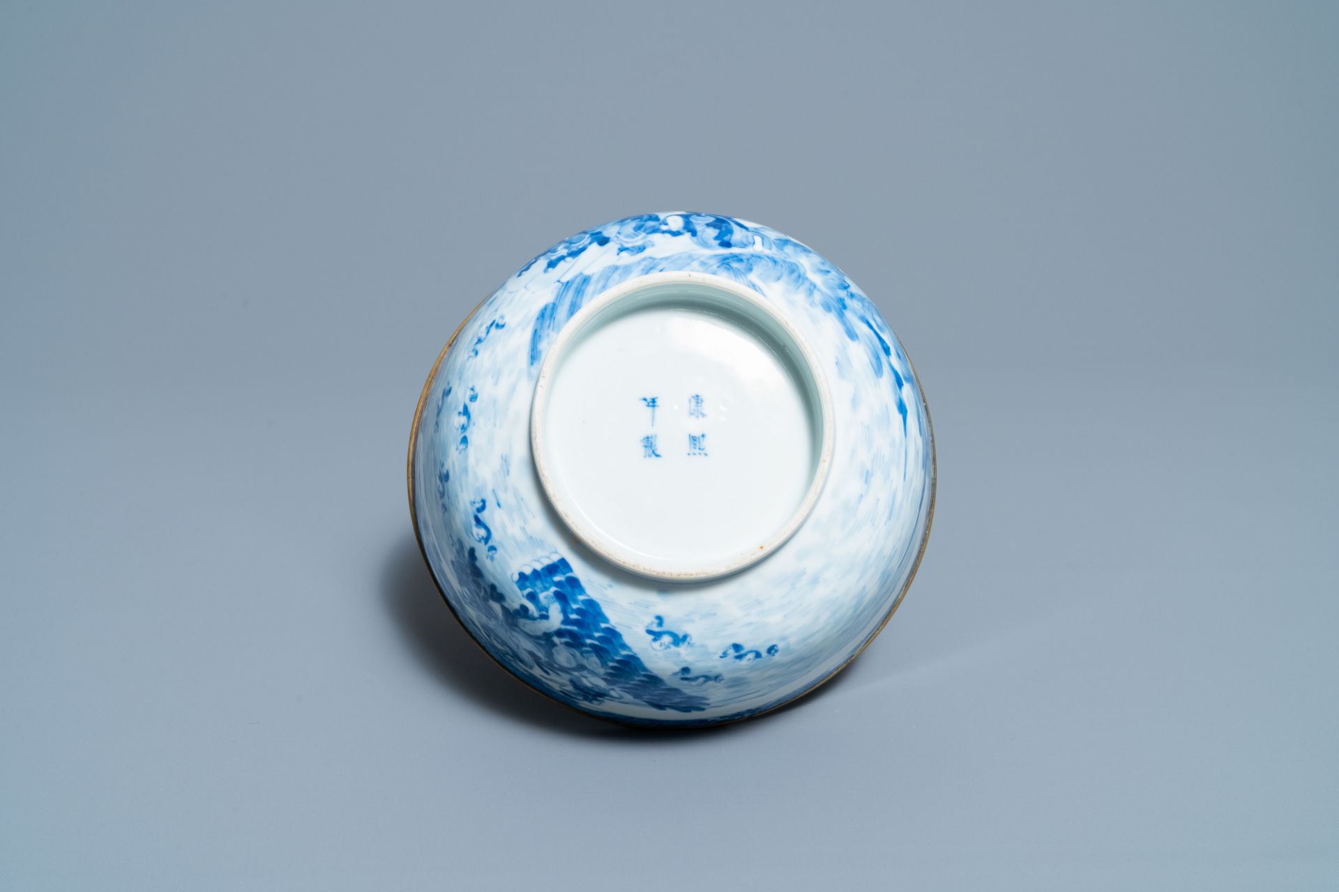 A Chinese blue and white Vietnamese market 'Bleu de Hue' bowl, Kangxi mark, 19th C. - Image 7 of 7