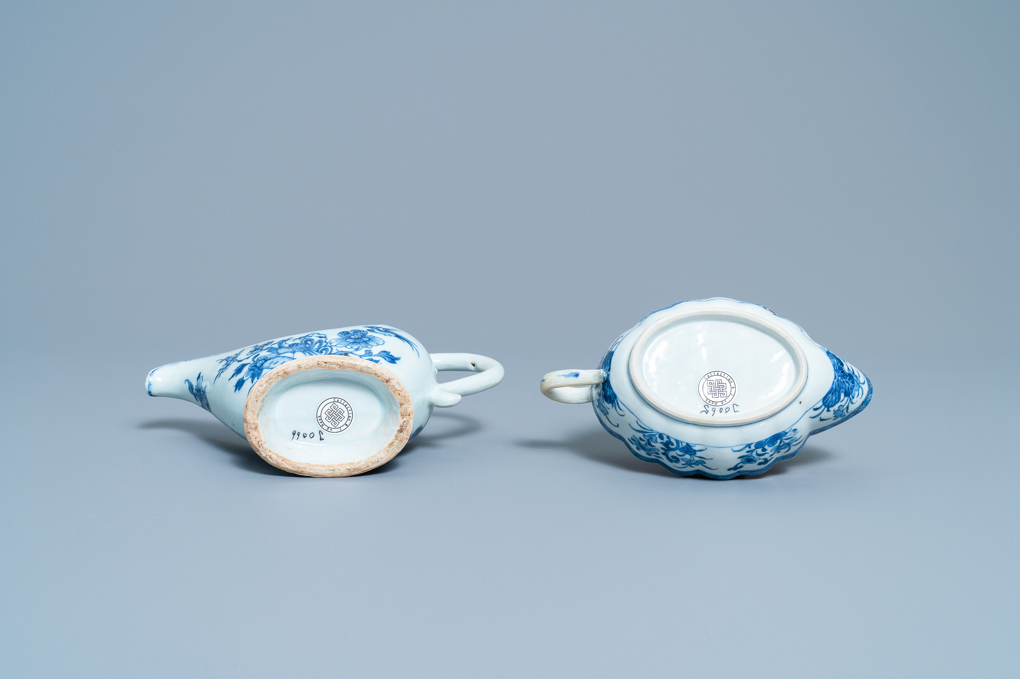 Two Chinese blue and white sauceboats on stands, Qianlong - Image 7 of 10