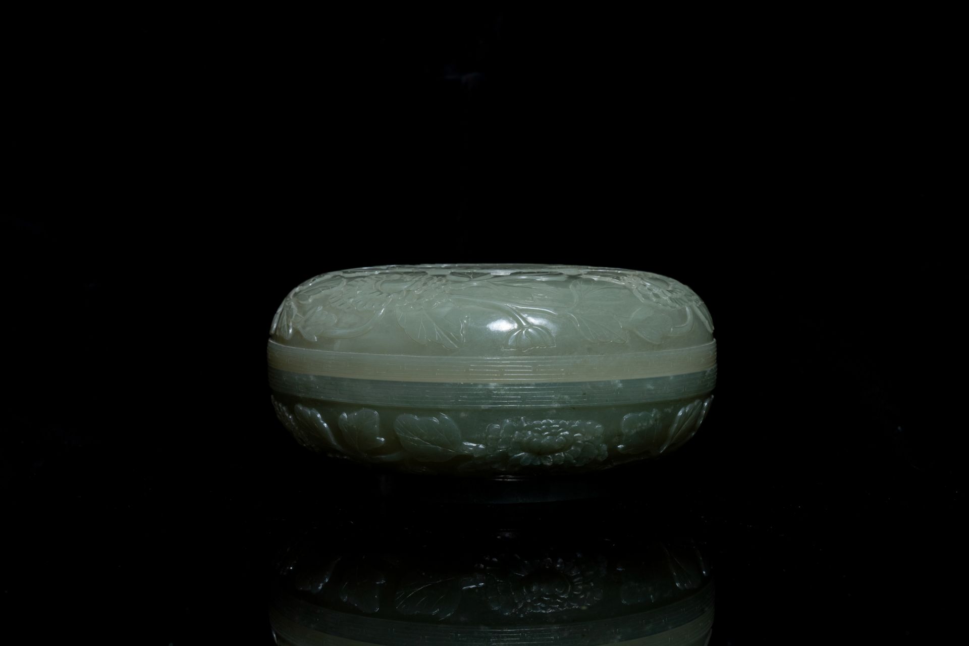 A Chinese pale celadon jade 'phoenix and peony' circular box and cover, 19th C. - Image 4 of 7