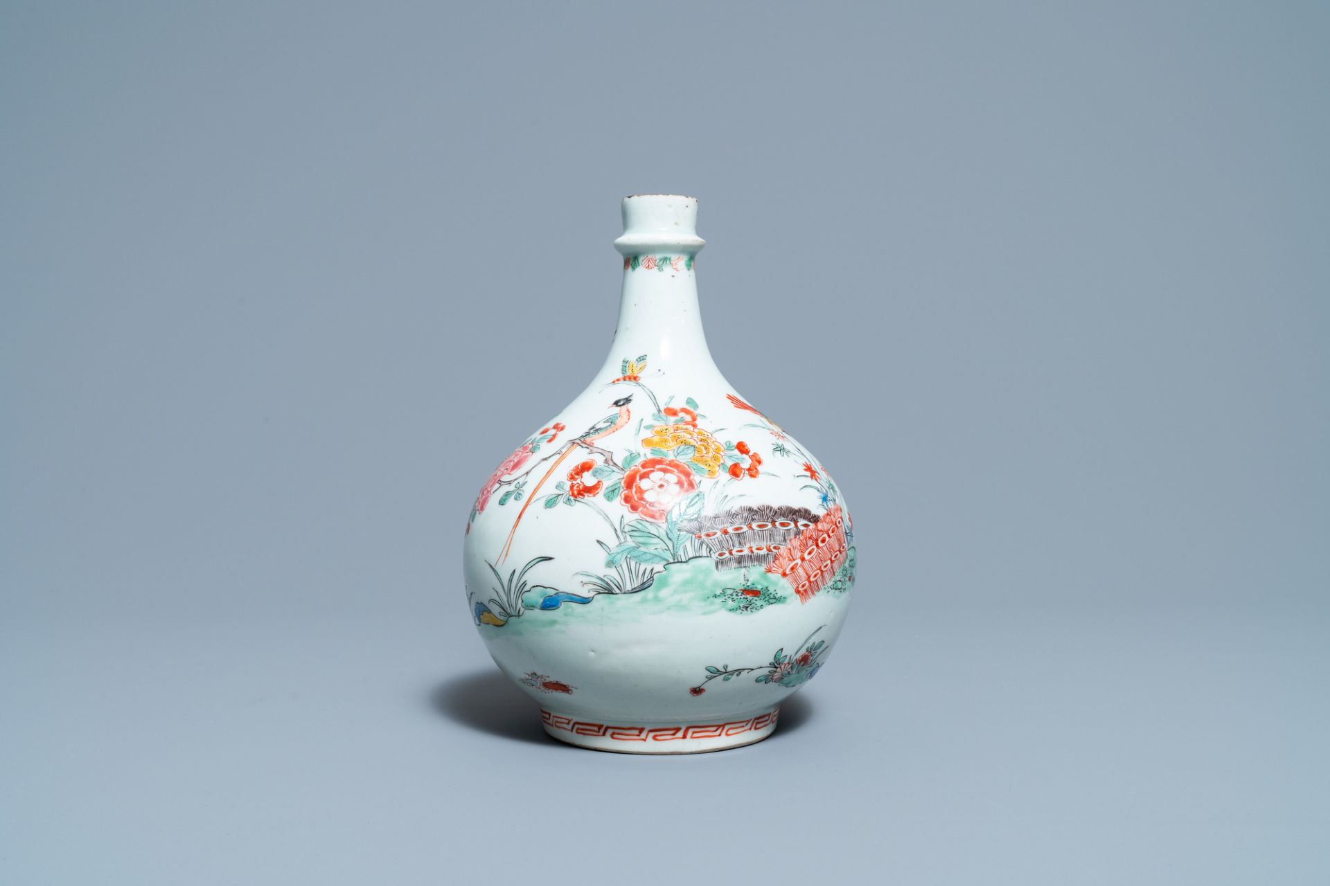 A Dutch-decorated Kakiemon-style Japanese Arita apothecary flask, Edo, 17/18th C. - Image 3 of 6