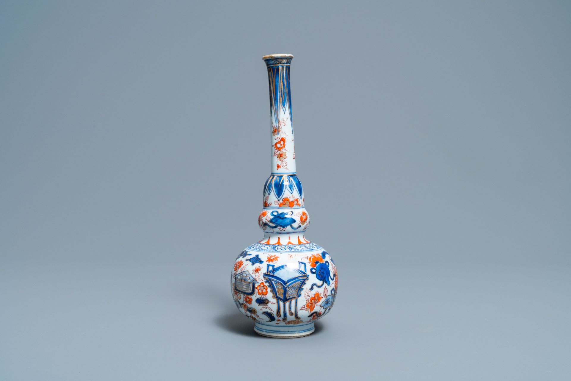 A Chinese Imari-style bottle vase, Kangxi - Image 4 of 6