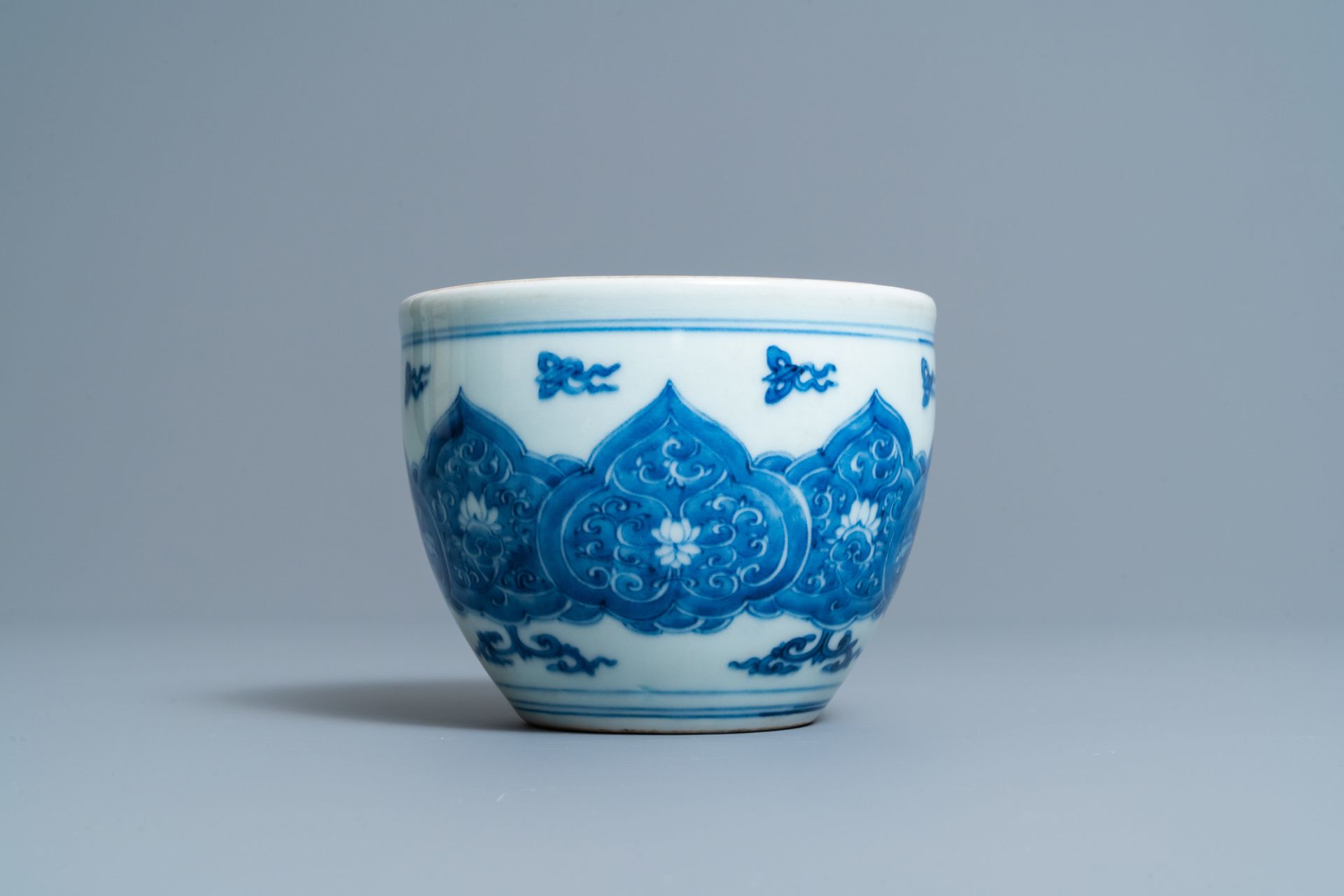 A small Chinese blue and white jardiniere, Kangxi - Image 2 of 7