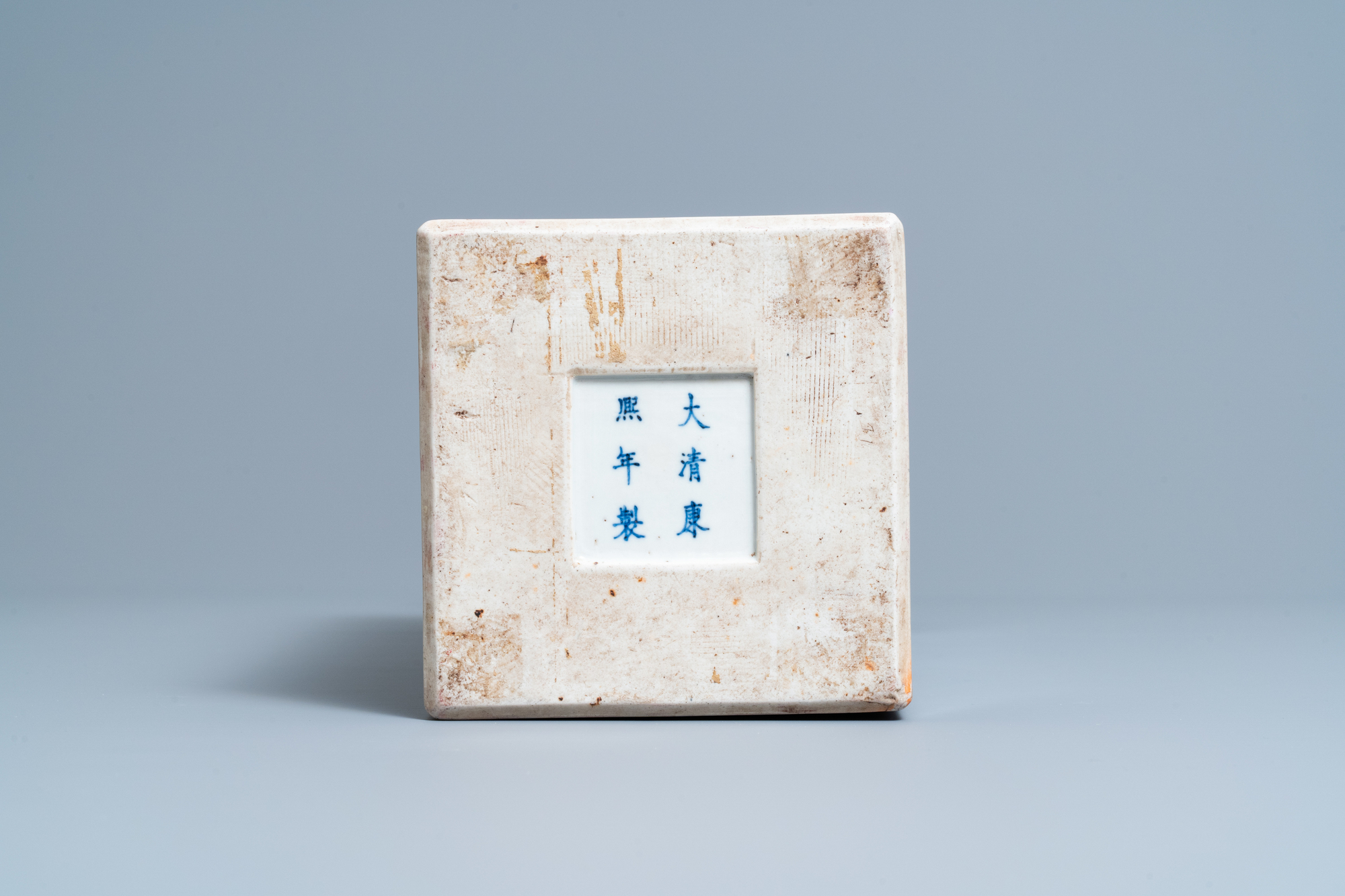 A Chinese square famille noire vase with figurative panels, Kangxi mark, 19th C. - Image 7 of 7