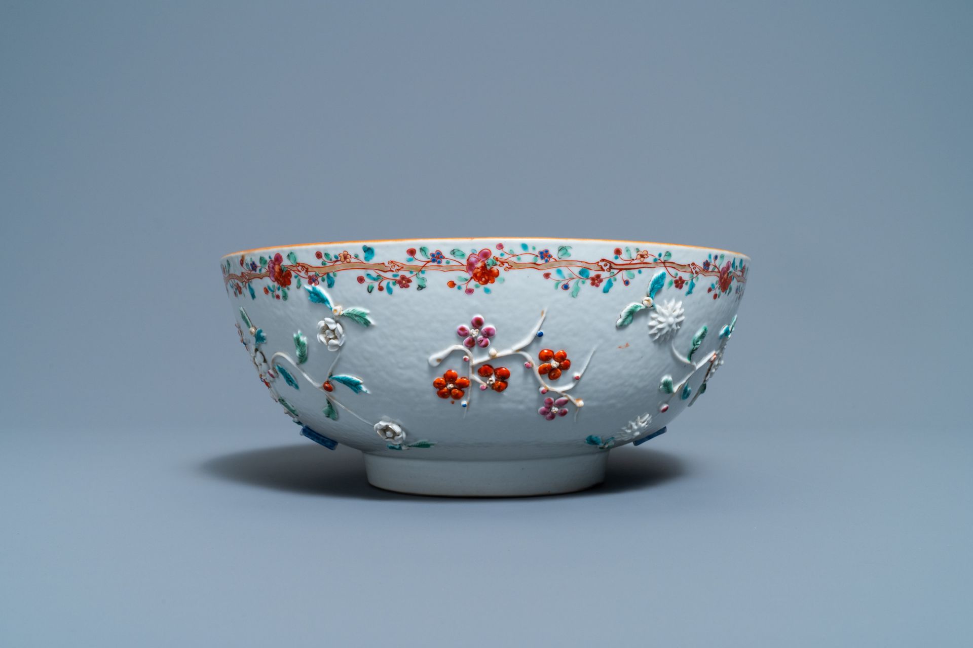 A Chinese famille rose relief-decorated floral bowl, Yongzheng/Qianlong - Bild 3 aus 7