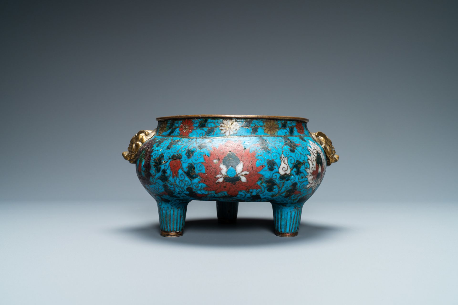 A large Chinese cloisonne tripod censer, Ming - Bild 2 aus 12