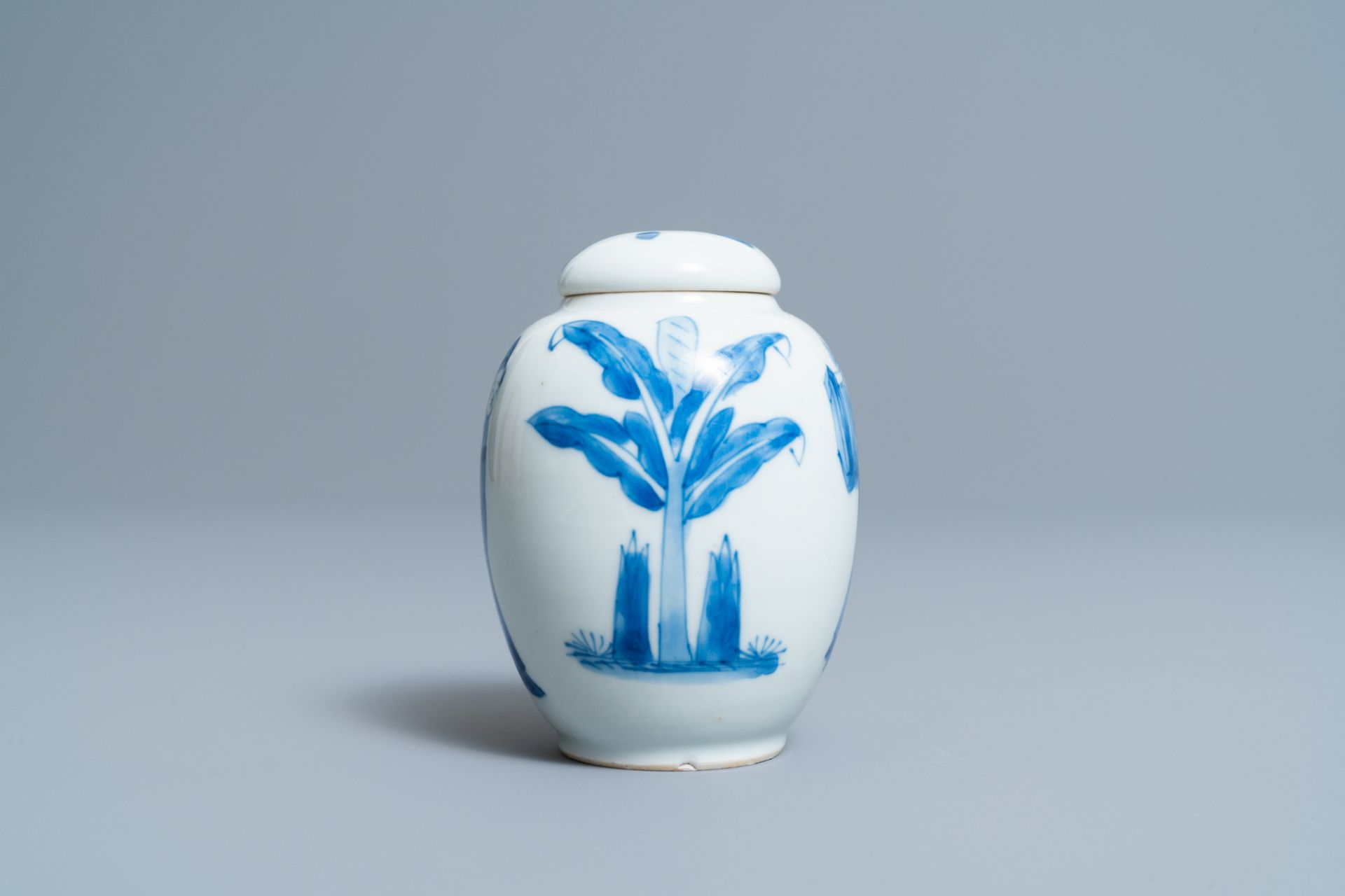 A Chinese blue and white tea caddy and cover, Kangxi - Bild 2 aus 6