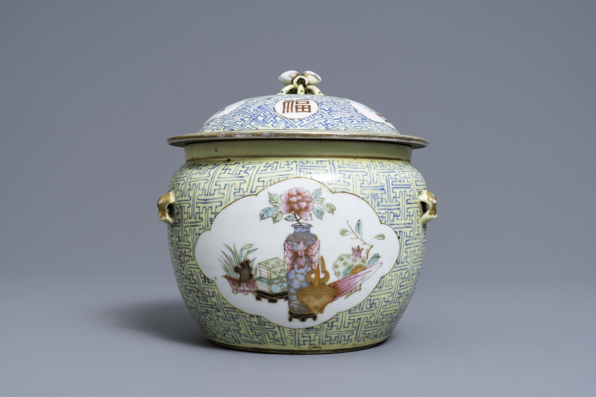 A varied collection of Chinese famille rose and blue and white wares, 19/20th C. - Image 12 of 21