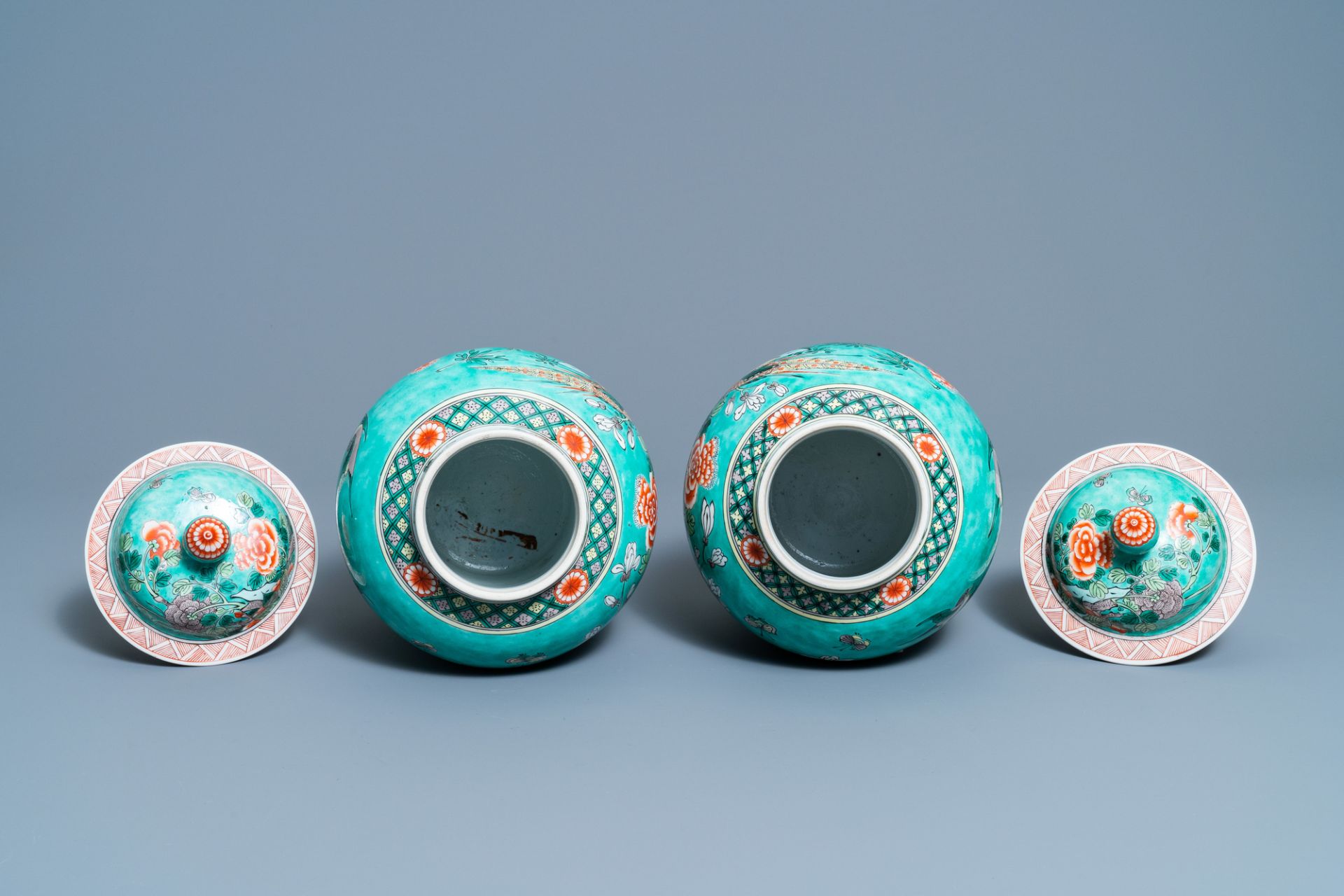 A pair of Chinese turquoise-ground famille verte vases and covers, 19th C. - Image 6 of 7