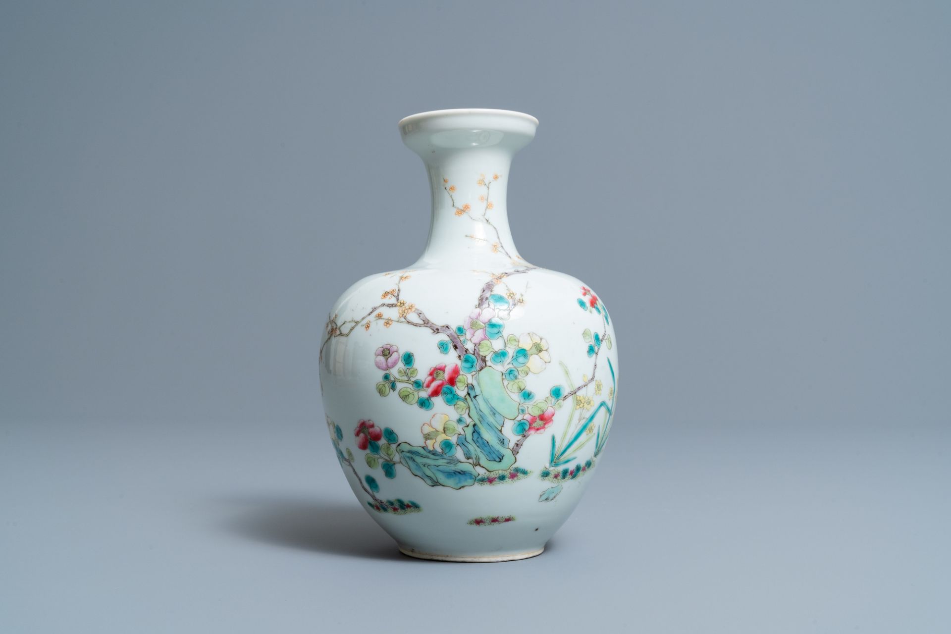 A Chinese famille rose vase with floral design, 19/20th C.