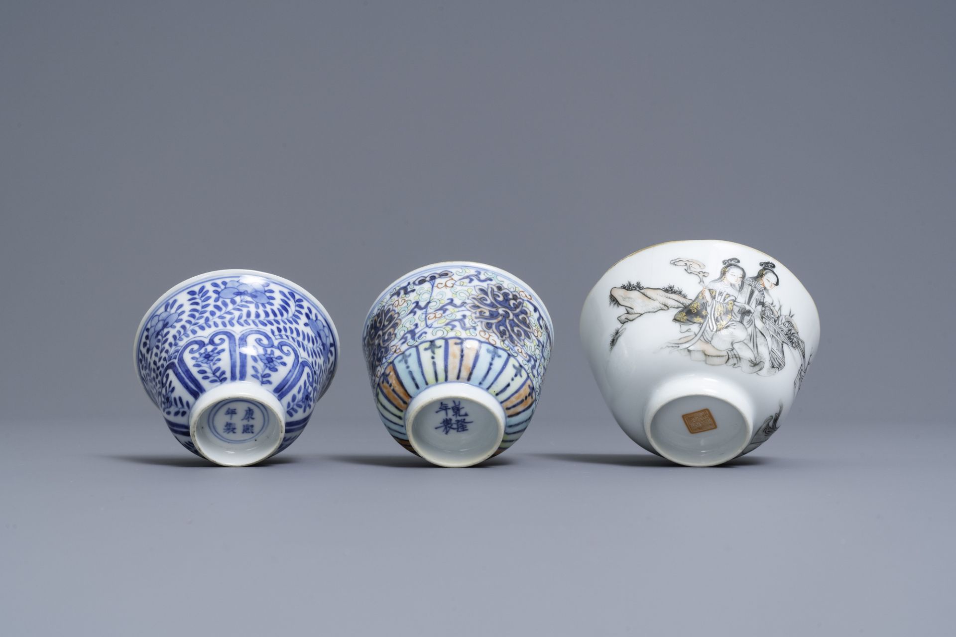 A varied collection of Chinese famille rose and blue and white wares, 19/20th C. - Image 21 of 21