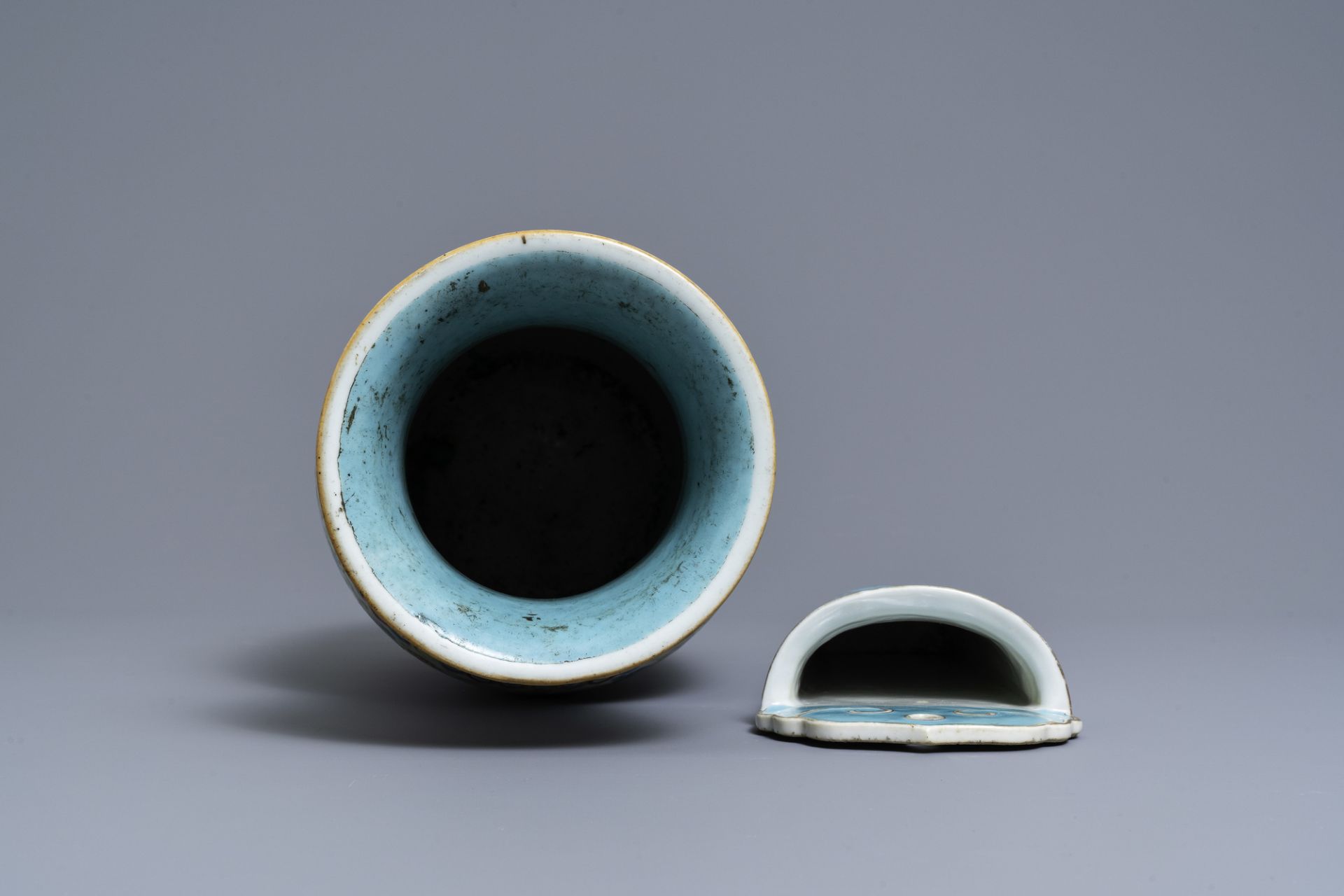 A varied collection of Chinese famille rose and blue and white wares, 19/20th C. - Image 8 of 21