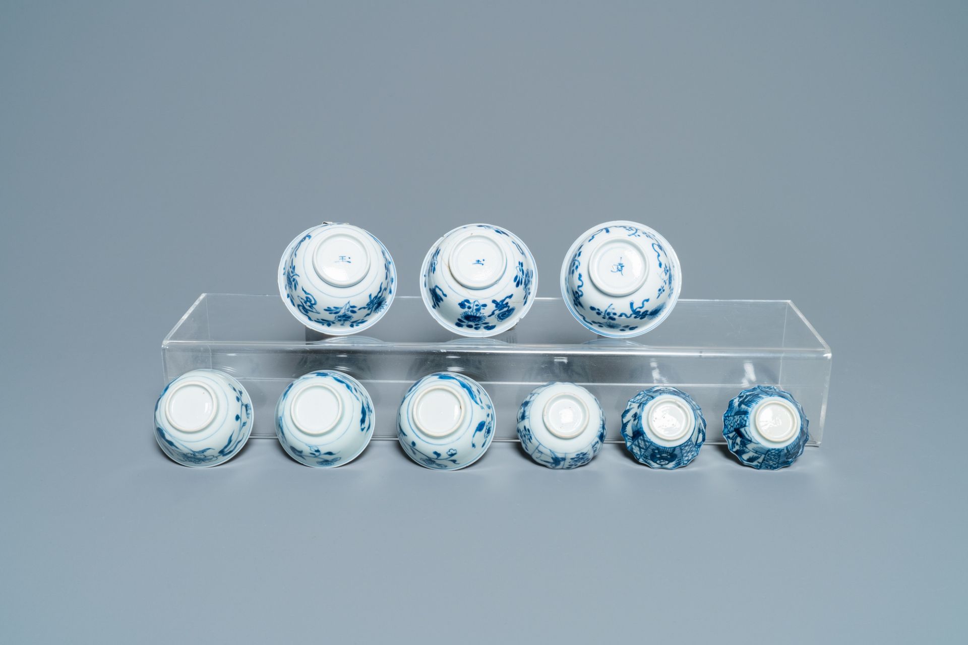 Sixteen Chinese blue and white saucers and fourteen cups, Kangxi - Image 17 of 17