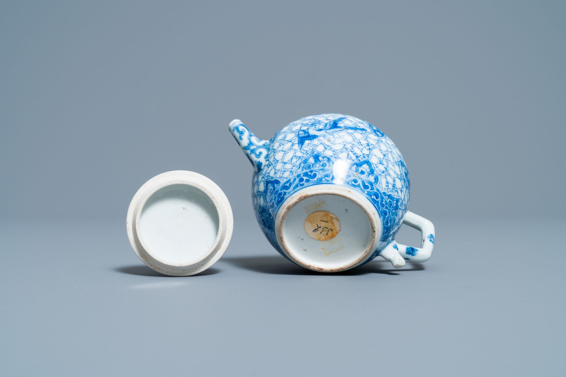 A Chinese blue and white teapot and cover, Kangxi - Image 7 of 7