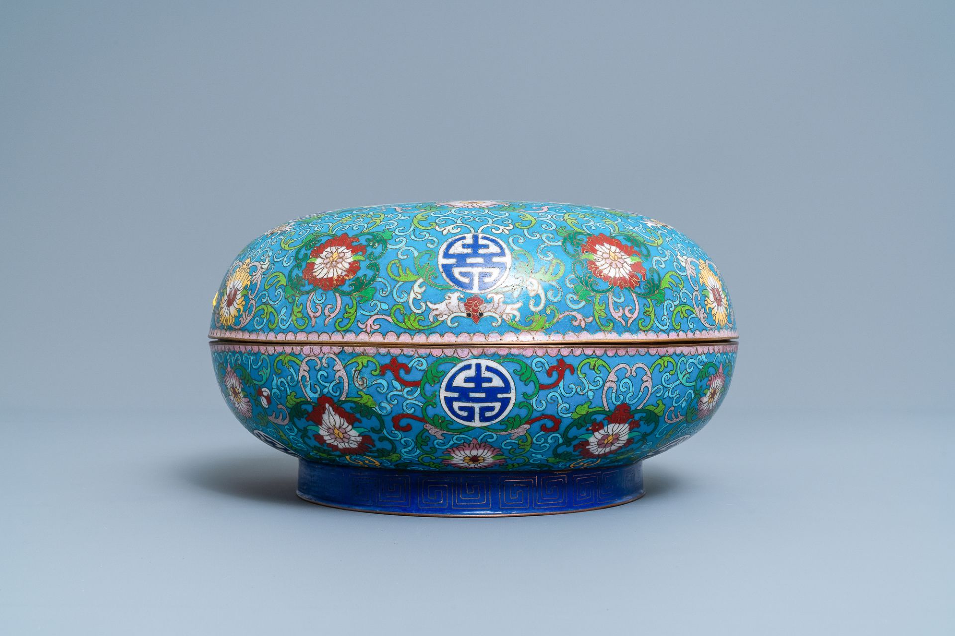 A round Chinese cloisonne box and cover, 19th C. - Bild 3 aus 15