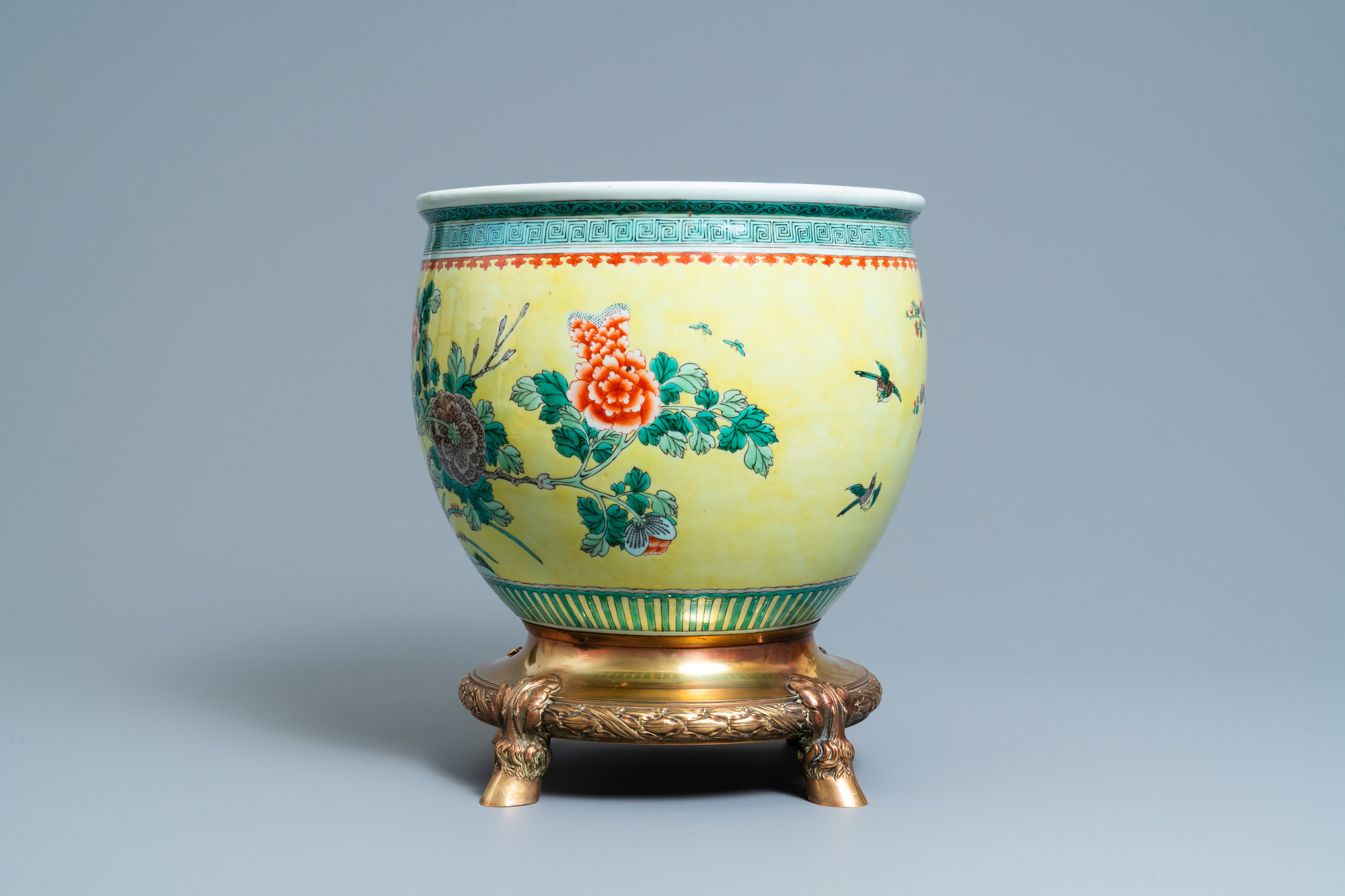 A Chinese famille verte jardiniere on a dated gilt bronze foot, 19/20th C. - Image 3 of 7