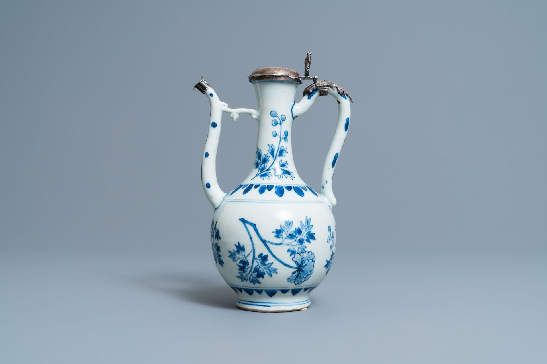 A Chinese blue and white silver-mounted ewer and cover, Transitional period - Bild 2 aus 10