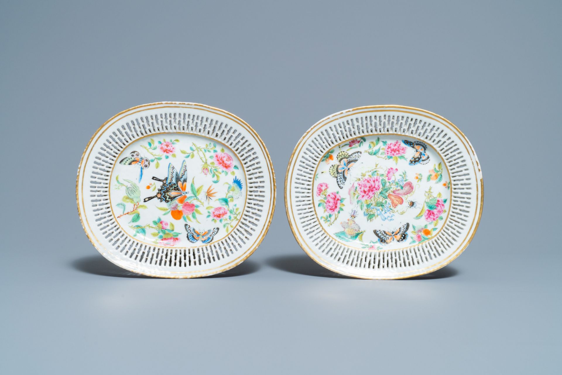 A pair of Chinese reticulated oval Canton famille rose 'butterfly' dishes, 19th C. - Image 2 of 3