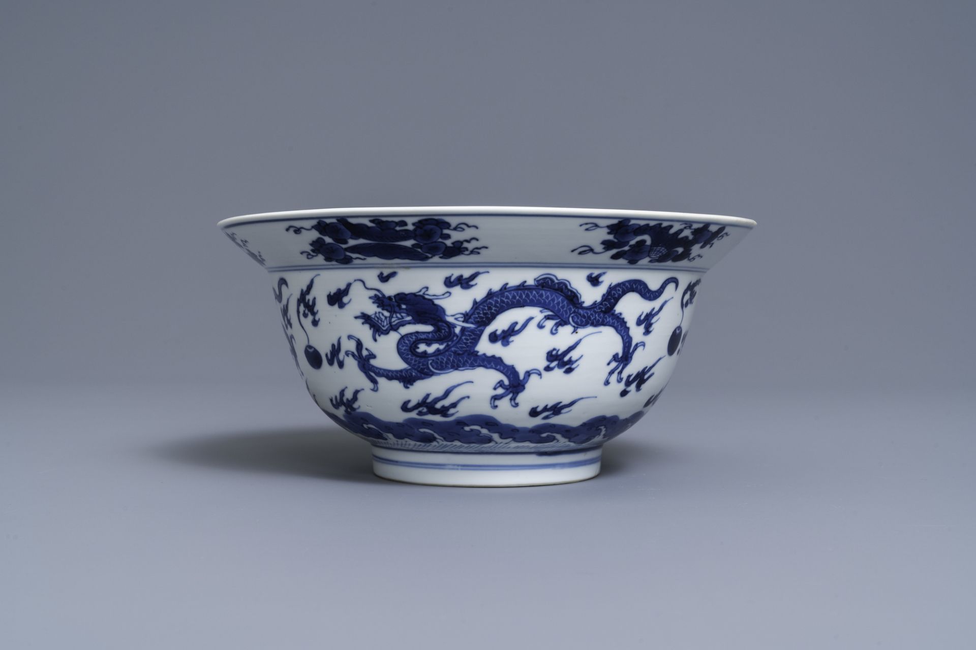 A Chinese blue and white 'dragon' bowl, Kangxi - Image 4 of 7