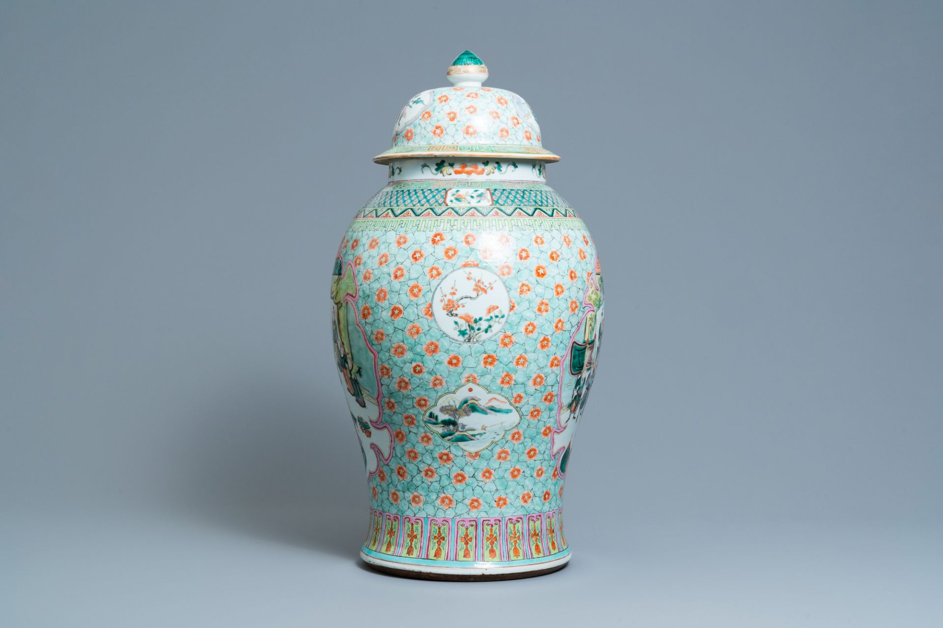 A large Chinese famille verte vase and cover, 19th C. - Image 4 of 8