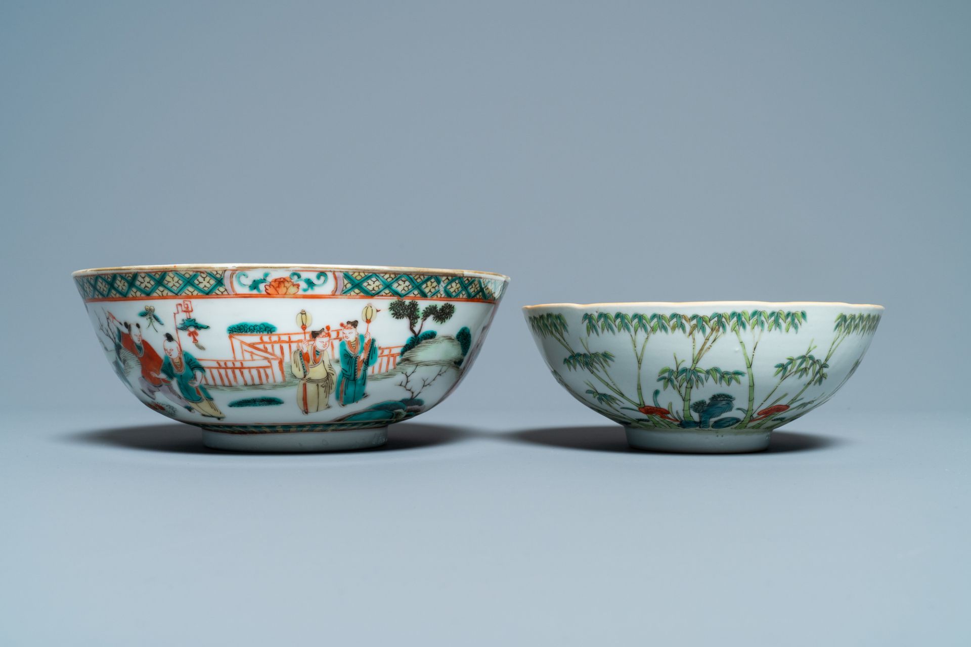 A Chinese blue and white jardiniere and two famille verte bowls, 19/20th C. - Image 8 of 13