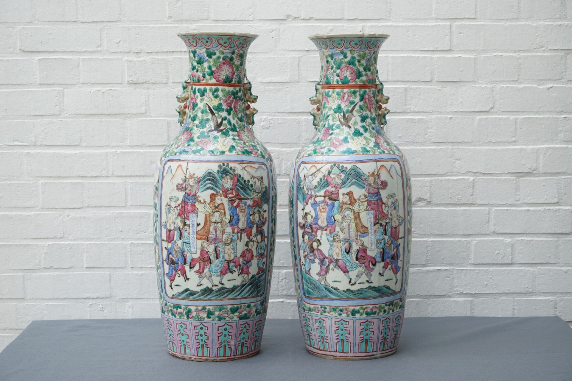 A pair of Chinese famille rose vases with court and warrior scenes, 19th C. - Image 9 of 12