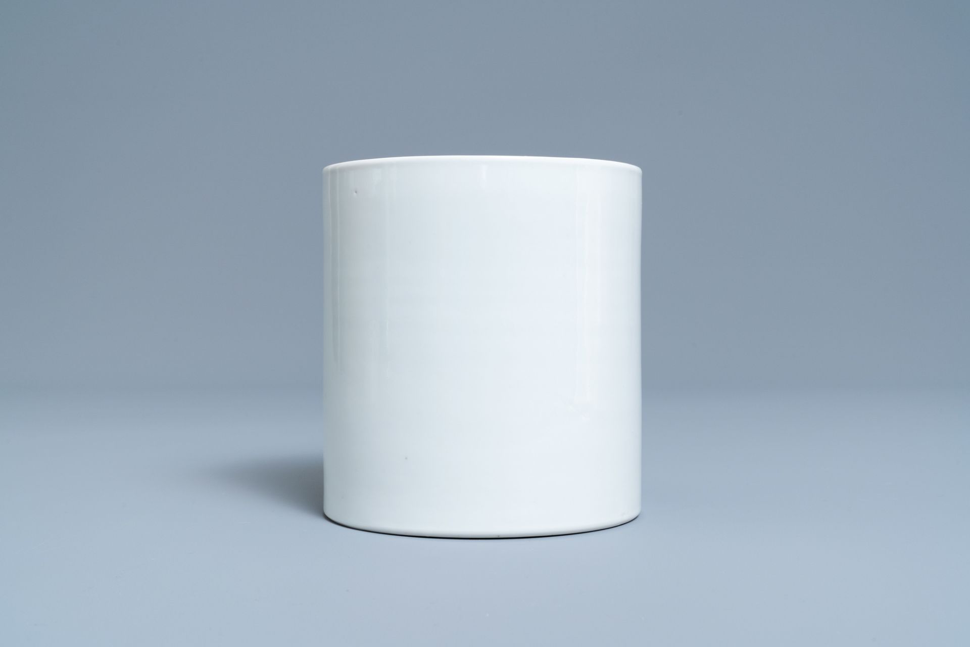 A Chinese monochrome white brush pot, 19/20th C. - Image 4 of 7