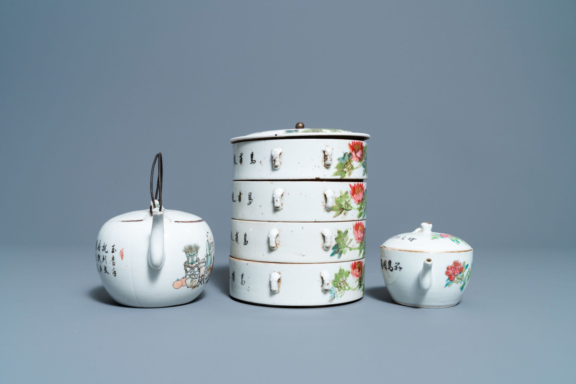 Two Chinese qianjiang cai teapots and a four-tier stacking jar, 19/20th C. - Image 5 of 11