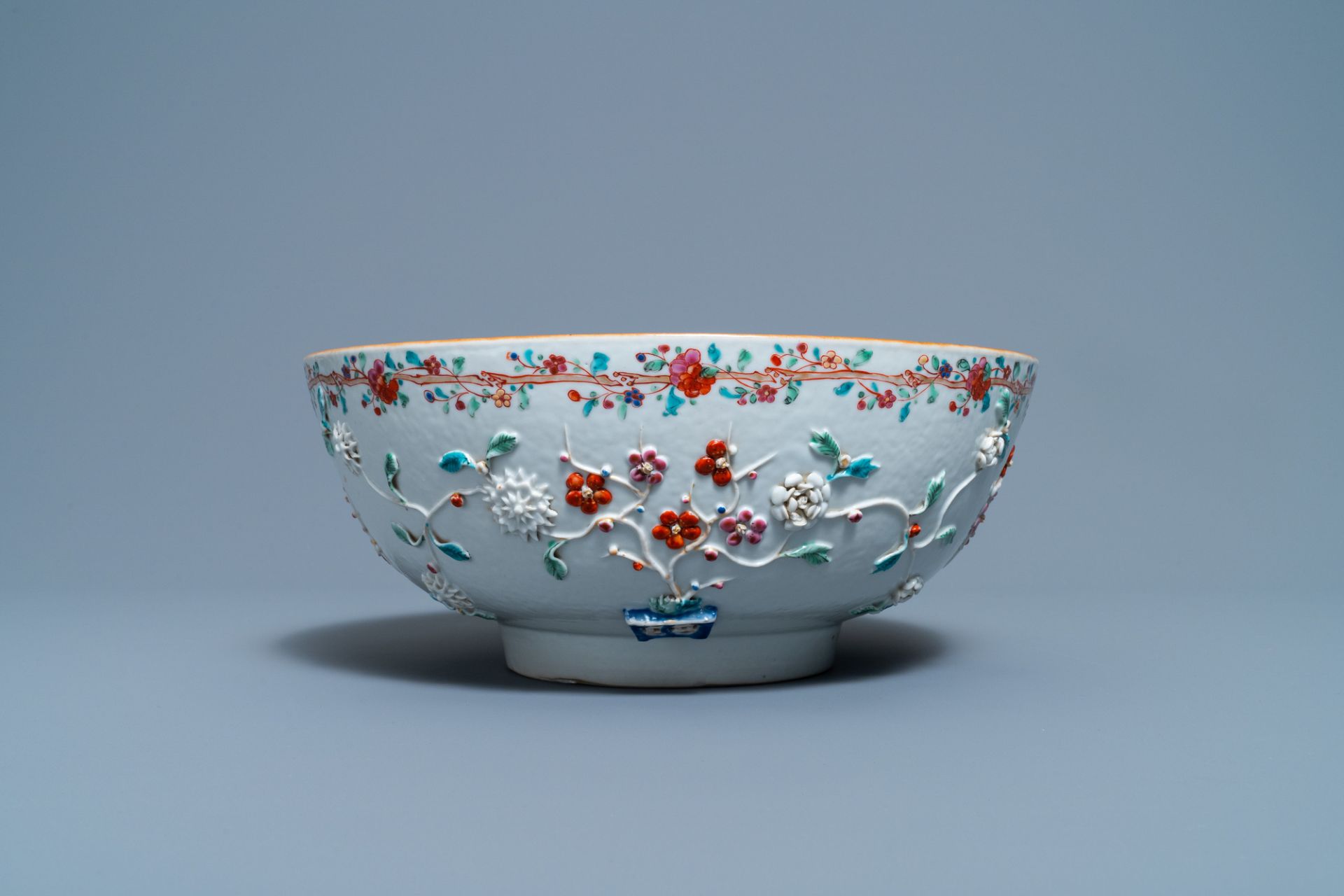 A Chinese famille rose relief-decorated floral bowl, Yongzheng/Qianlong - Bild 4 aus 7