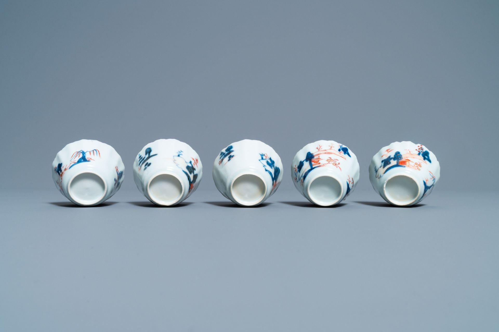 Five Chinese Imari-style cups and saucers, Kangxi - Image 9 of 9