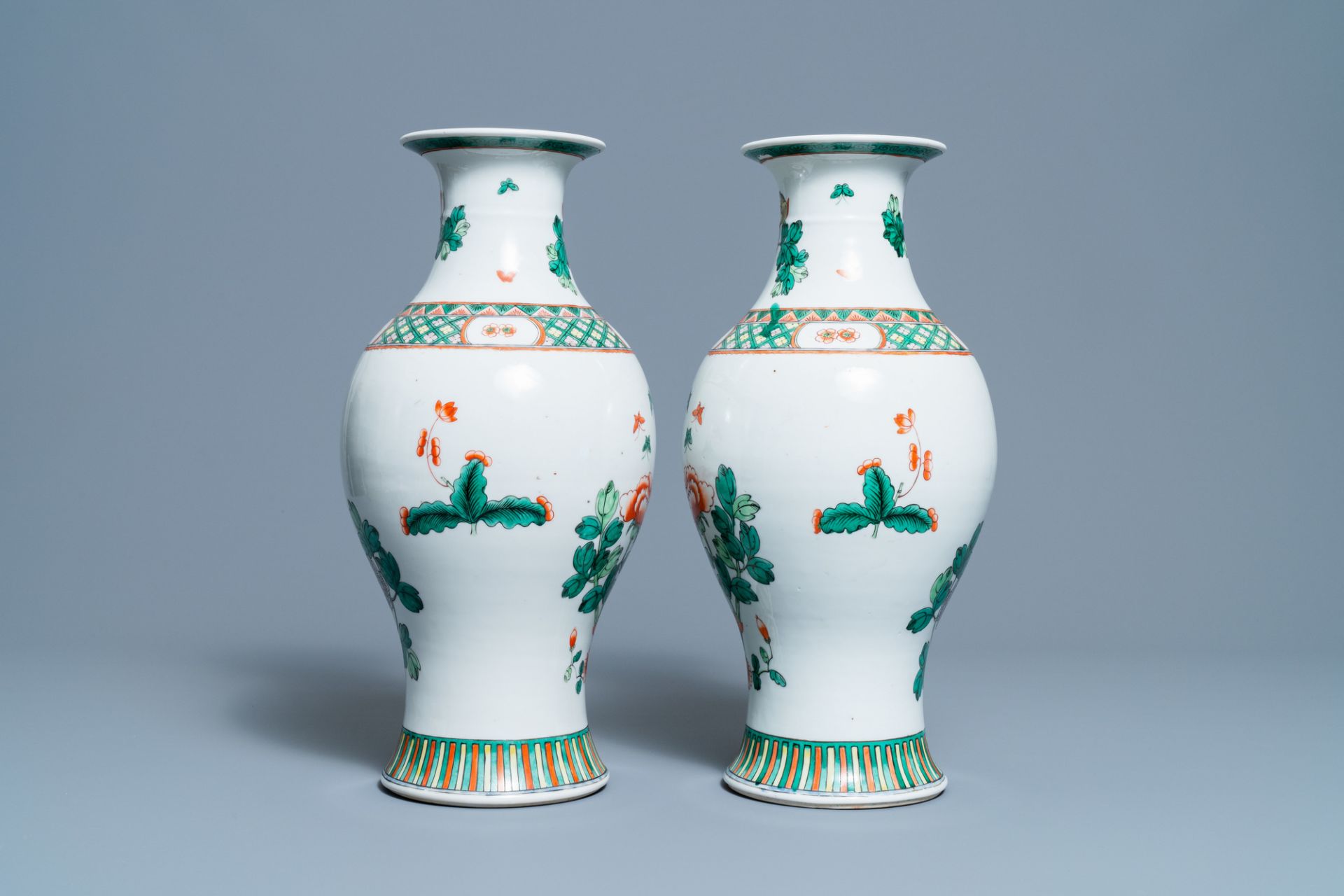 A pair of Chinese famille verte vases with birds among blossoming branches, Republic - Bild 3 aus 6