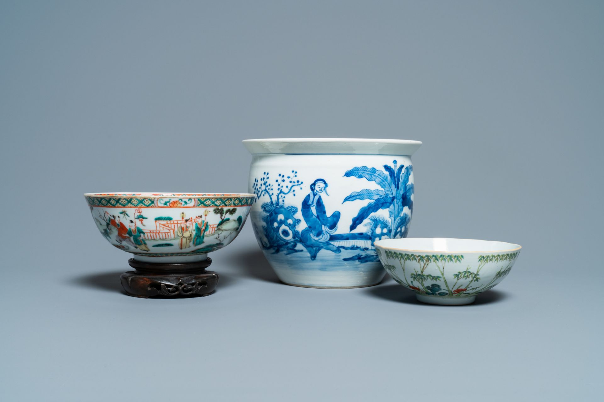 A Chinese blue and white jardiniere and two famille verte bowls, 19/20th C.