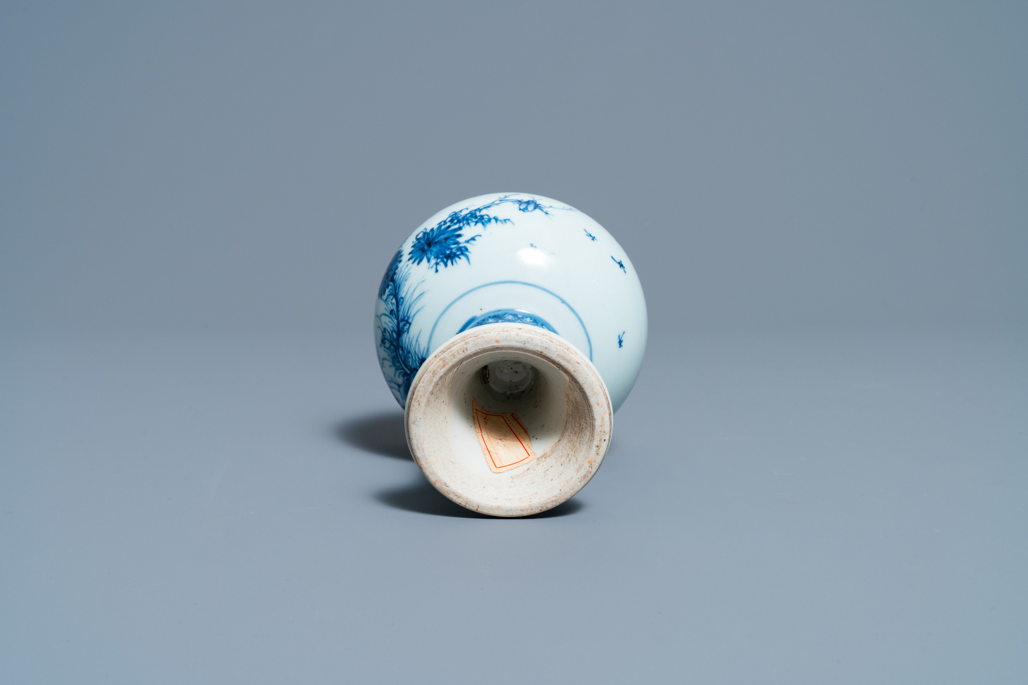 A Chinese blue and white stem cup with floral design, Kangxi/Yongzheng - Image 7 of 7