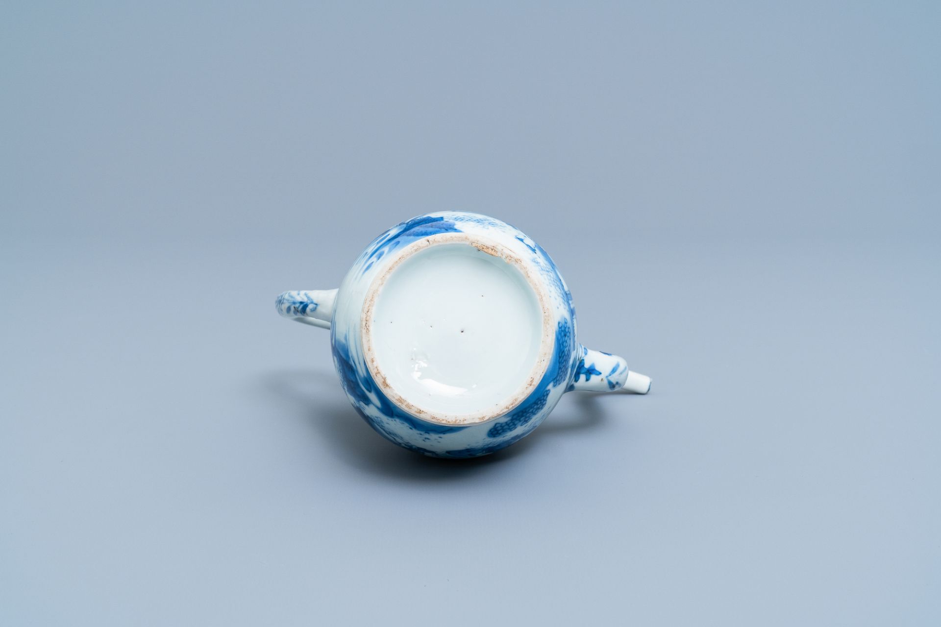A Chinese blue and white ewer with figures in a landscape, Transitional period - Image 7 of 10