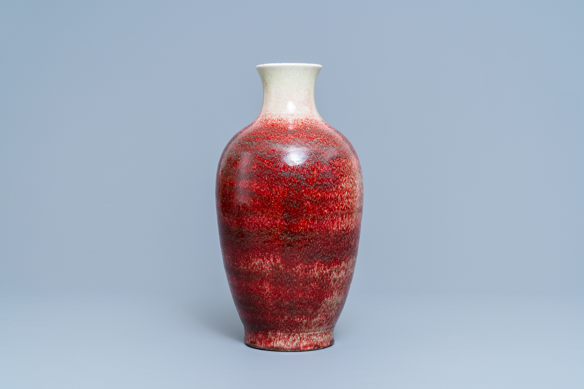 A Chinese monochrome peachbloom-glazed vase, 18/19th C. - Image 2 of 19