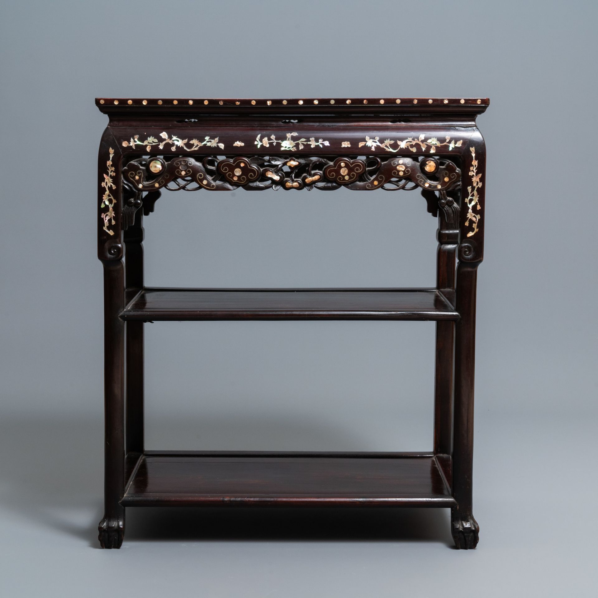 A Chinese mother-of-pearl-inlaid wooden sideboard with marble top, 19th C. - Bild 4 aus 10