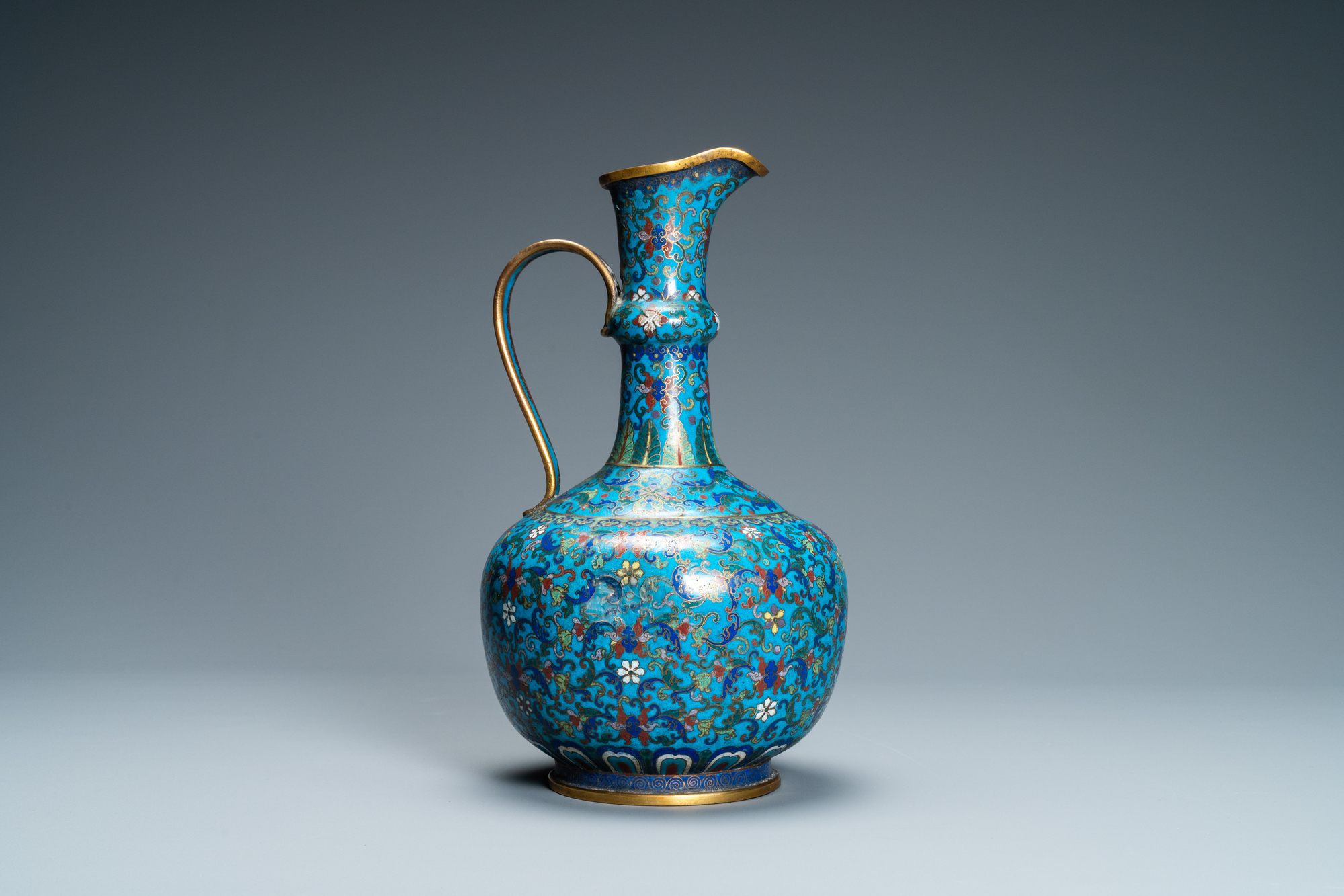 A Chinese cloisonne 'floral scroll' water jug, 18/19th C. - Image 3 of 6