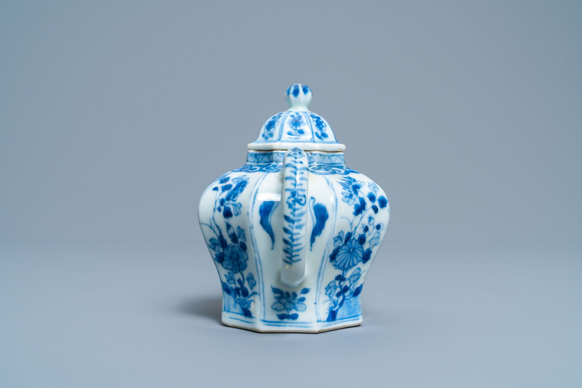 A Chinese blue and white teapot and cover, Kangxi - Image 3 of 15
