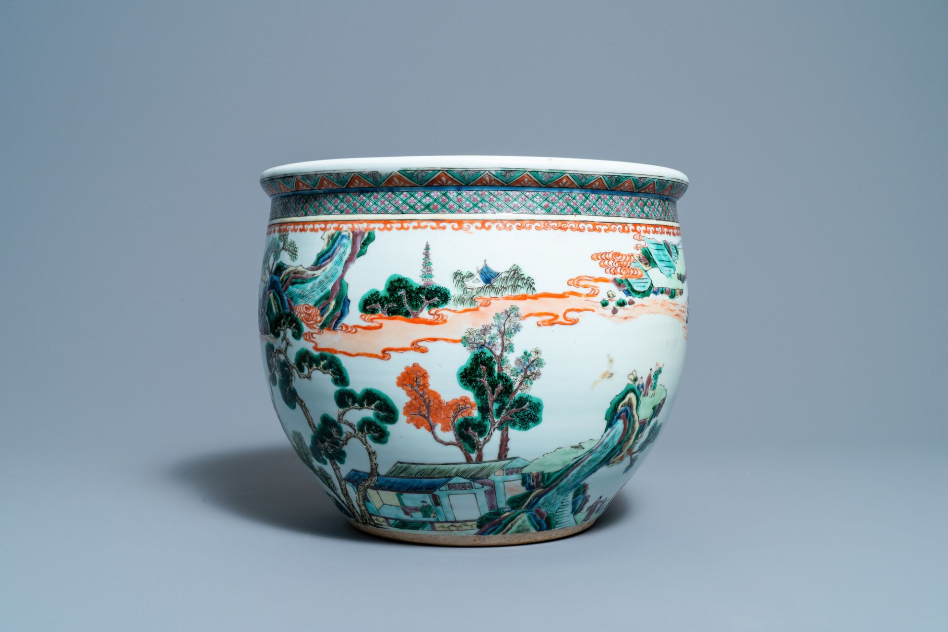 A Chinese famille verte fishbowl, 19th C. - Image 4 of 7