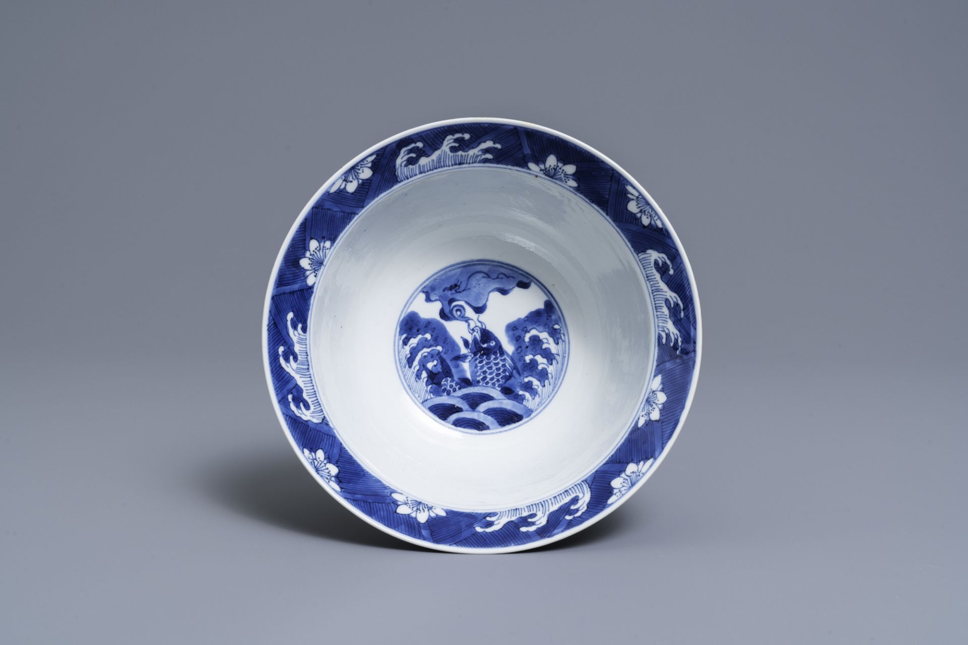 A Chinese blue and white 'dragon' bowl, Kangxi - Image 6 of 7