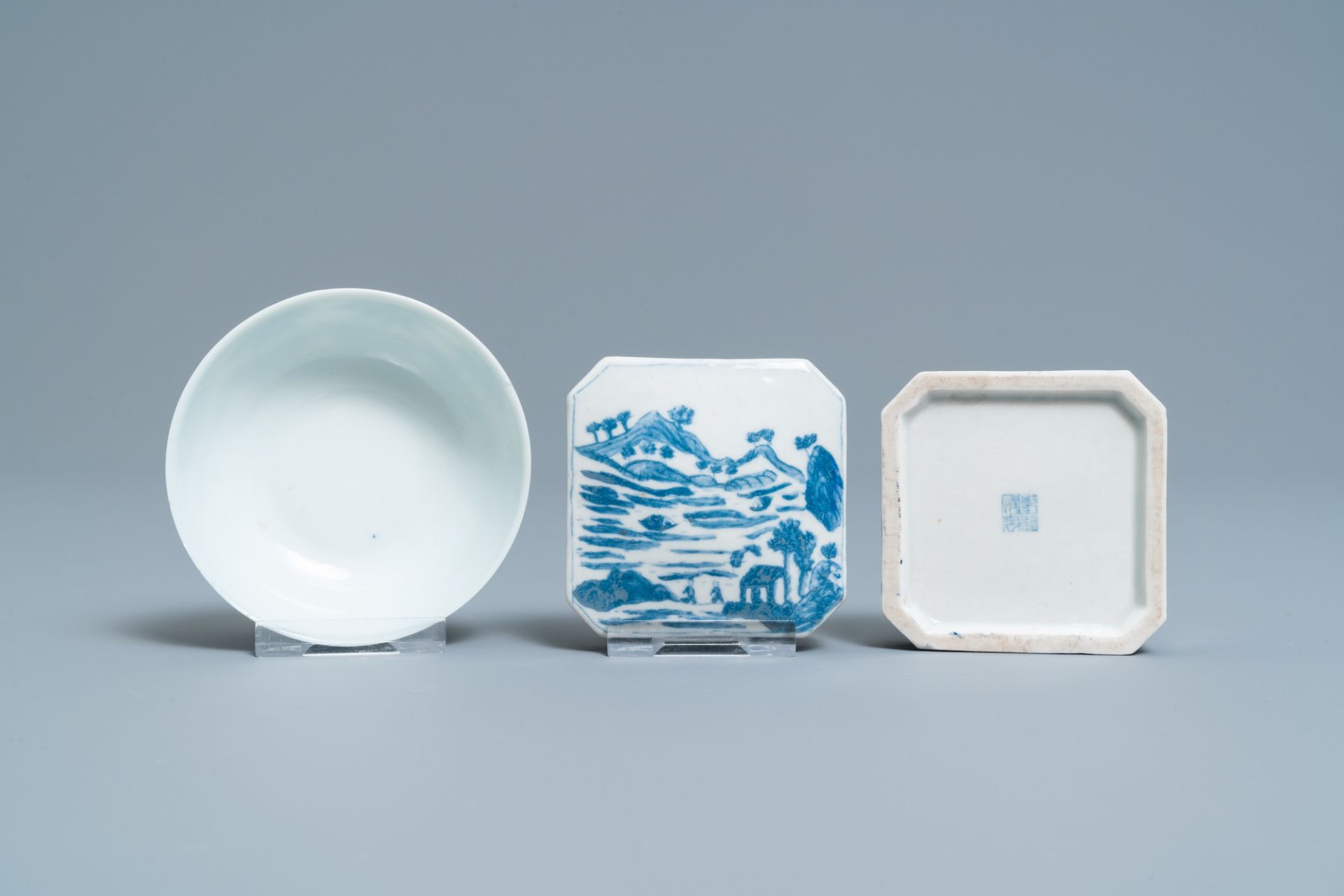 A Chinese blue and white plate, a bowl and a box and cover, Qianlong and Guangxu mark, 19/20th C. - Image 8 of 9