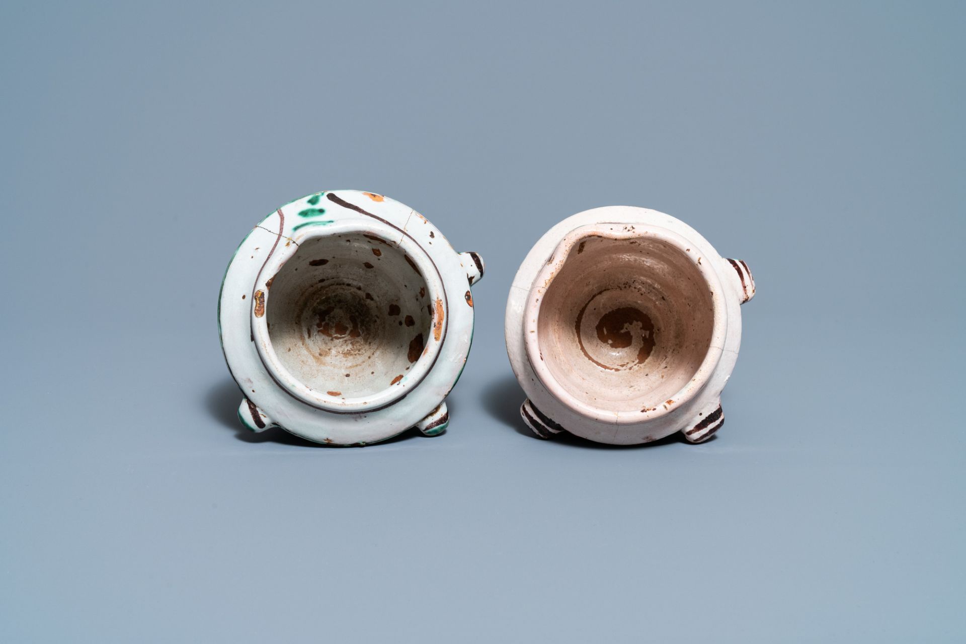 A pair of polychrome Spanish pottery mortars, 16/17th C. - Bild 6 aus 7